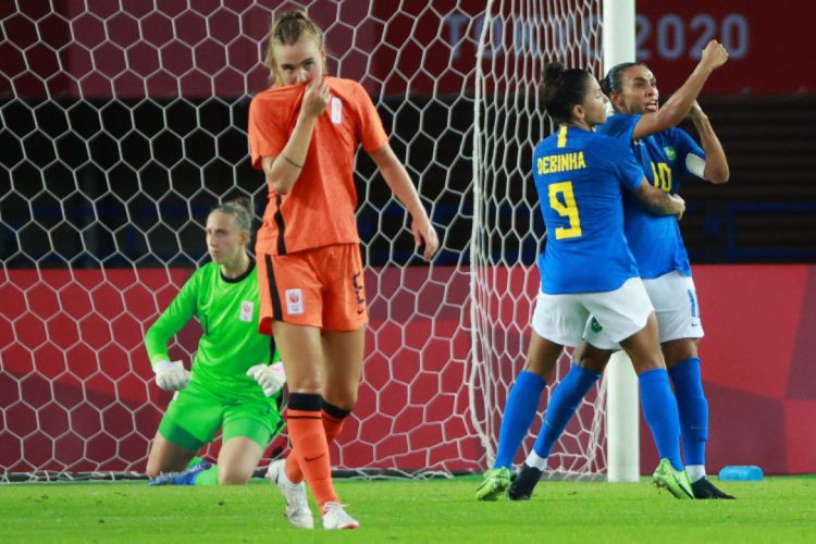 Em jogo de seis gols, Brasil e Holanda empatam no futebol feminino