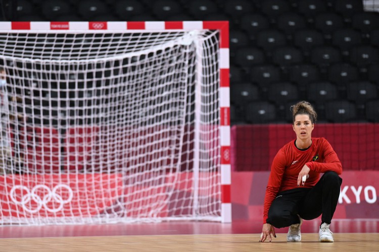 Goleira do Brasil Barbara observa durante a partida de handebol do grupo B da fase preliminar feminina entre o Comitê Olímpico Russo e o Brasil em Tóquio 2020