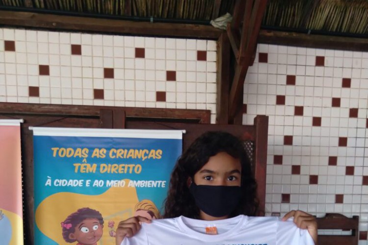 Vitória Kethelyn Gomes, 9 anos, exibe camiseta produzida na oficina Caminhos Lúdicos do Grande Mucuripe.