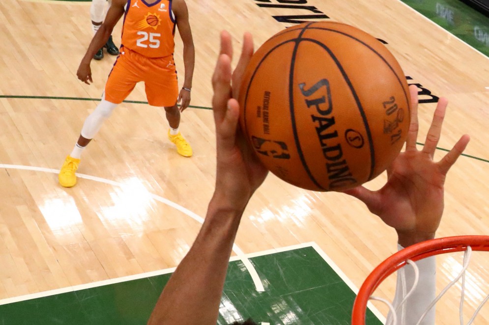 Giannis Antetokounmpo faz cesta contra o Phoenix Suns no Jogo Seis nas finais da NBA de 2021(Foto: Mark J. Rebilas-Pool / Getty Images / AFP)