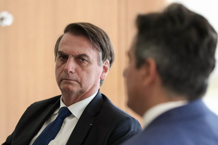 Presidente Jair Bolsonaro olha para o ministro Ciro Nogueira