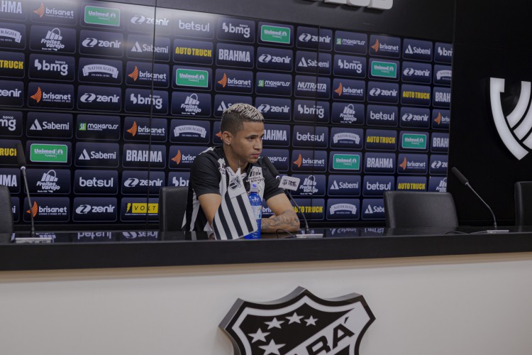 Atacante Erick concede entrevista coletiva em apresentação oficial no Ceará na sala de imprensa da sede do clube, em Porangabuçu