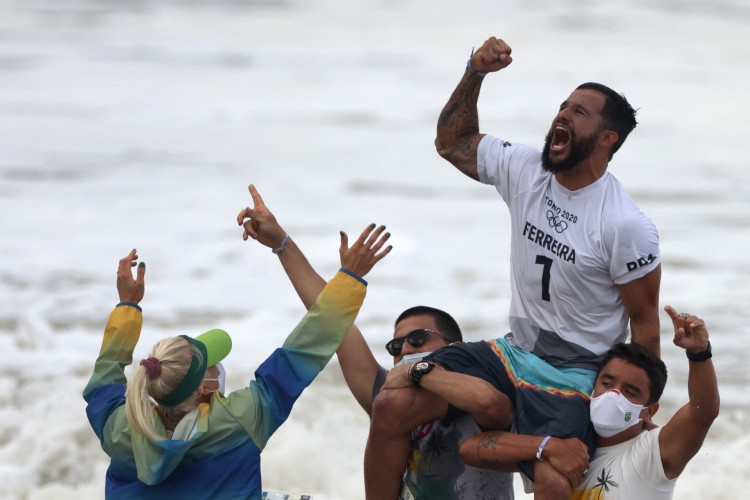 O brasileiro Ítalo Ferreira comemora a final da medalha de ouro do surfe masculino na Praia de Surf de Tsurigasaki, em Chiba, no dia 27 de julho de 2021, durante os Jogos Olímpicos de Tóquio 2020. (Foto de Yuki IWAMURA / AFP)