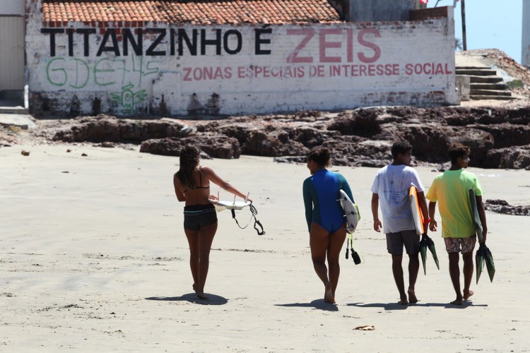 Jovens de pranchas debaixo do braço são parte da paisagem do Titanzinho