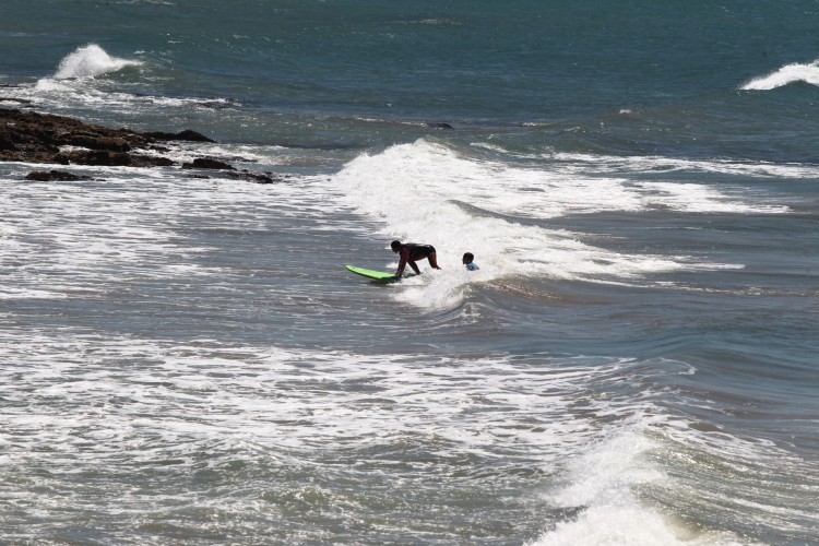 Praia do Titanzinho, em Fortaleza, está própria para banho; local é um dos principais pontos de surfe na Capital