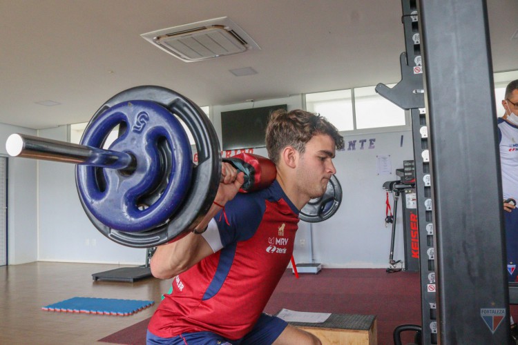 Atacante Valentín Depietri faz trabalho físico na academia do Fortaleza no Centro de Excelência Alcides Santos, no Pici