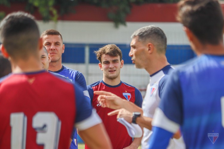 Atacante Valentín Depietri observa técnico Juan Pablo Vojvoda em treino do Fortaleza no Centro de Excelência Alcides Santos, no Pici