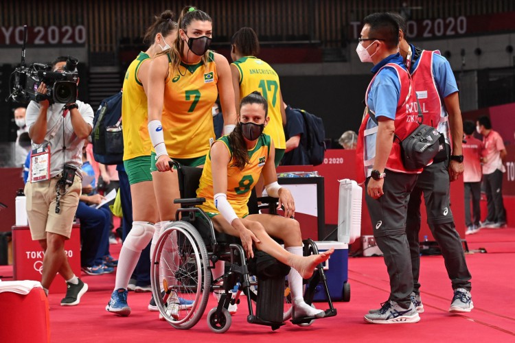 Macris acabou pisando errado e torceu o tornozelo durante a partida do Brasil contra o Japão pelo vôlei feminino das Olimpíadas de Tóquio 2020