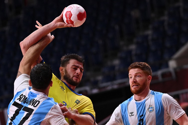 O Brasil enfrentou a Argentina pelo handebol masculino nas Olimpíadas de Tóquio (Martin BERNETTI / AFP)