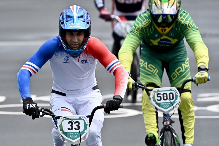 O ciclista brasileiro Renato Rezende competiu na semifinal do ciclismo BMX, mas foi eliminado nesta fase das Olimpíadas de Tóquio (Jeff PACHOUD / AFP)