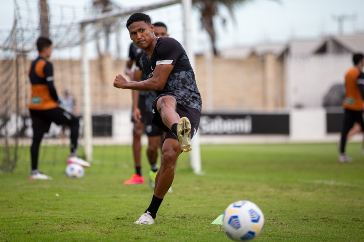 Atacante Rick com a bola em treino do Ceará na Cidade Vozão, em Itaitinga