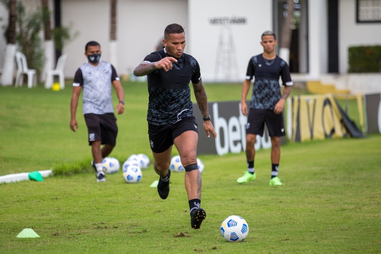 Atacante Jael com a bola em treino do Ceará na Cidade Vozão, em Itaitinga