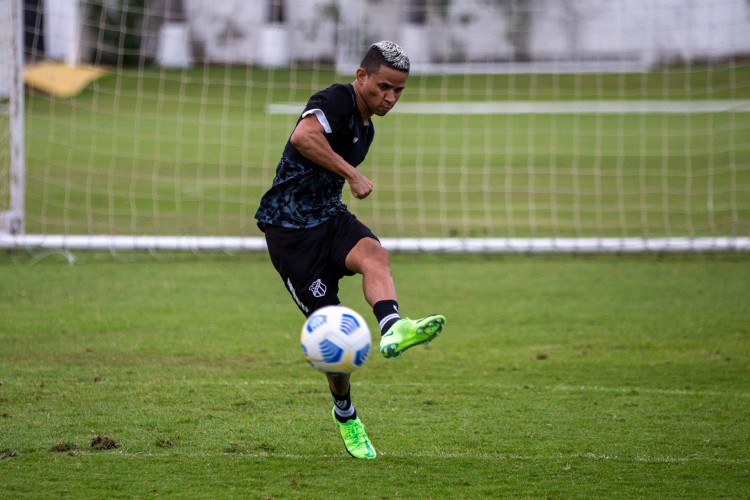 Atacante Erick com a bola em treino do Ceará na Cidade Vozão, em Itaitinga