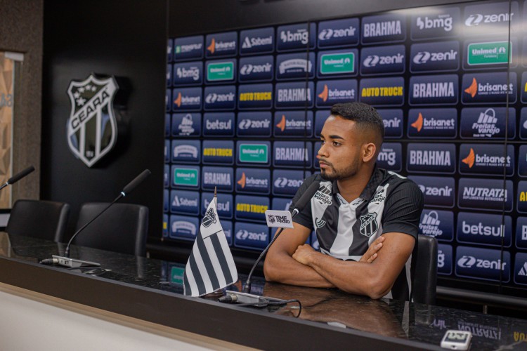 Atacante Airton foi apresentado oficialmente pelo Ceará, em Carlos de Alencar Pinto.