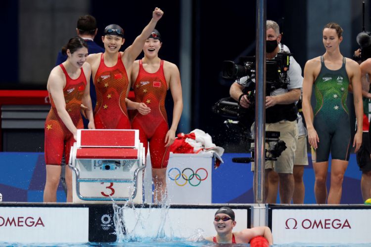 Quarteto chinês formado por Li-Bingjie, Yang Junxuan, Tang Muhan e Zhang Yufei levou o ouro na natação