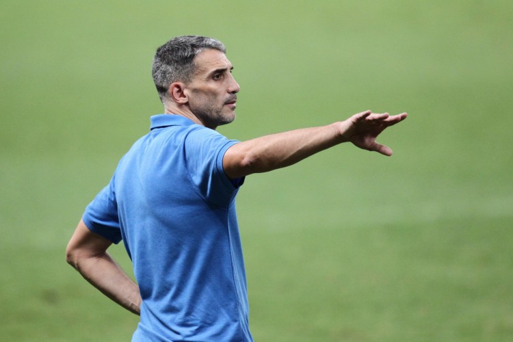 Técnico Vojvoda orienta o Fortaleza na partida diante do CRB pela Copa do Brasil (Fotos: Fabio Lima/O POVO)