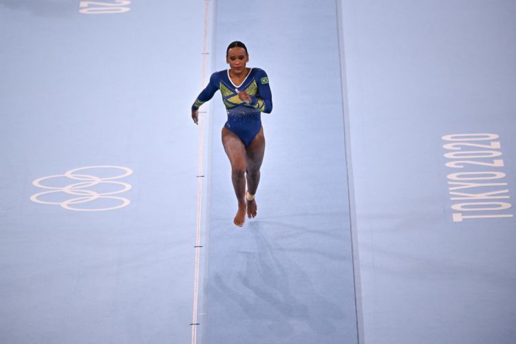 Rebeca Andrade, ginasta brasileira, durante a prova de salto na final do individual geral