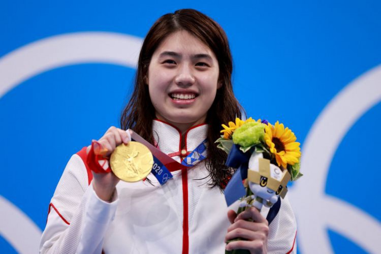 Zhang Yufei exibe medalha de ouro