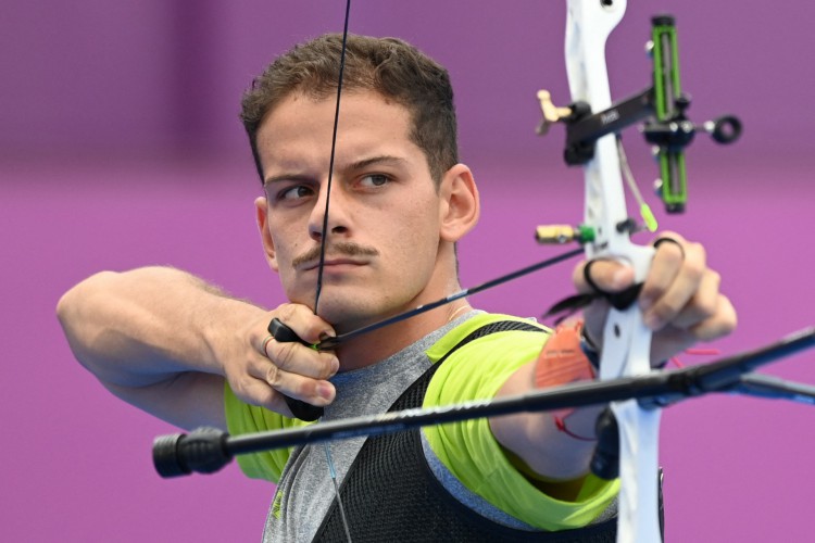 O brasileiro Marcus D'Almeida foi eliminado nas oitavas de final do tiro com arco nas Olimpíadas de Tóquio (ADEK BERRY / AFP)