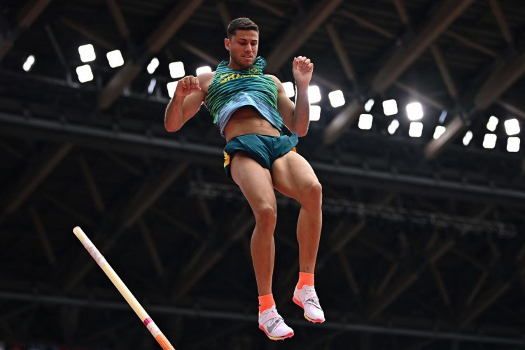 O brasileiro Thiago Braz se classificou para a final do salto com vara nas Olimpíadas de Tóquio (Ben STANSALL / AFP)