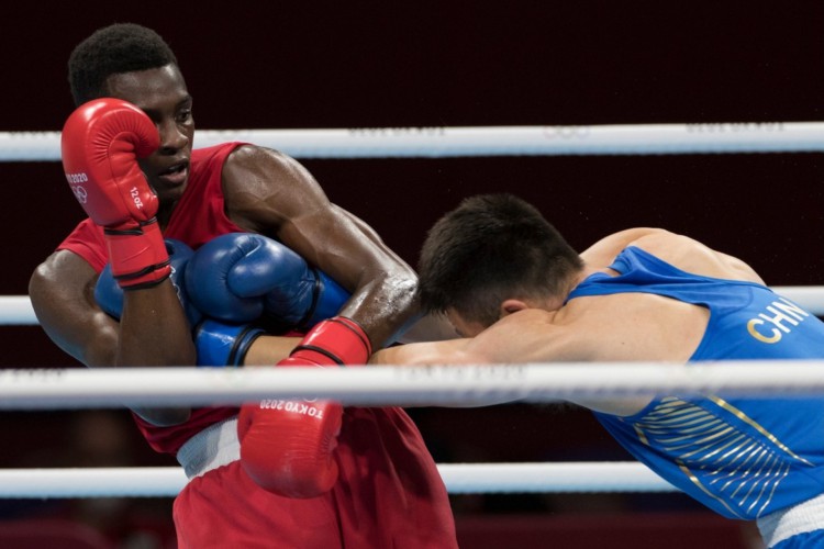 Brasileiro Keno Marley Machado  (de vermelho) em ação nos Jogos Olímpicos 2020