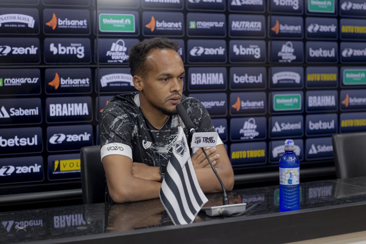 Lateral-esquerdo Bruno Pacheco durante coletiva realizada em Carlos de Alencar Pinto.