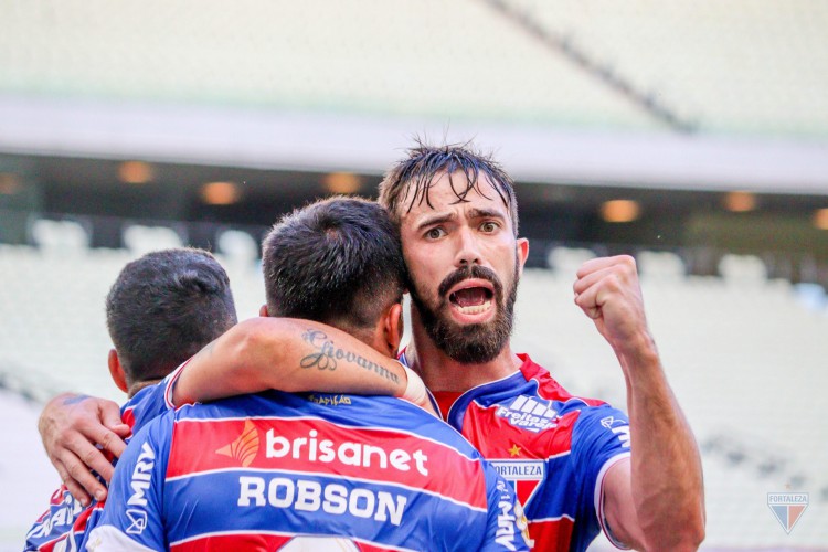 Meia Matheus Vargas comemora no jogo Fortaleza x RB Bragantino, na Arena Castelão, pelo Campeonato Brasileiro Série A