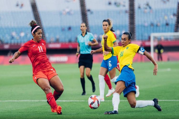 Marta tenta jogada contra a marcação de jogadora canadense