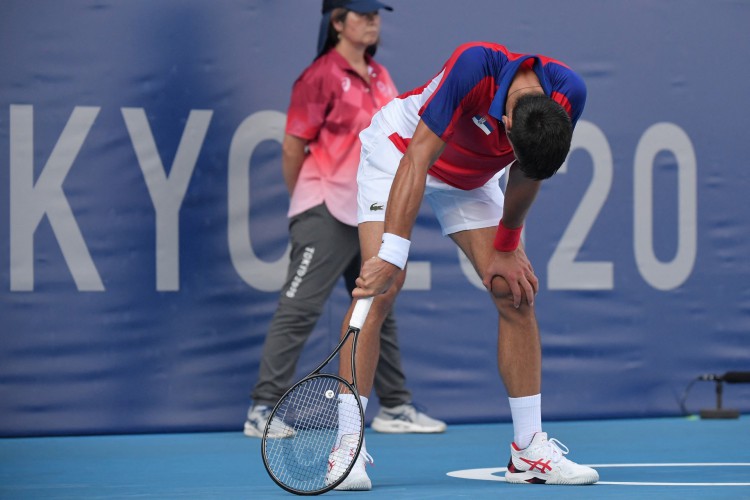 Novak Djokovic da Sérvia reage durante sua partida de tênis individual nos Jogos Olímpicos de Tóquio 2020 pela medalha de bronze contra o espanhol Pablo Carreno Busta no Ariake Tennis Park, em Tóquio, em 31 de julho de 2021.