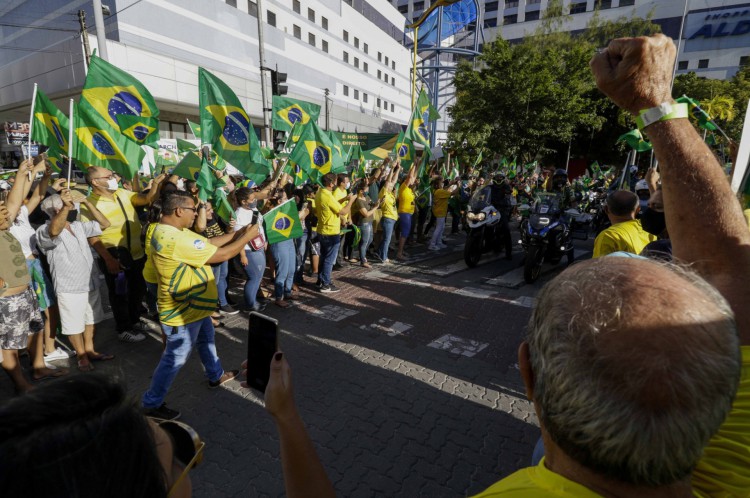 FORTALEZA, CE, BRASIL, 01.08.2021: Ato Pro Bolsonaro na Praça Portugal a favor do voto impresso. Momento que a motocieta passou na praça (Thais Mesquita/OPOVO)(Foto: Thais Mesquita)