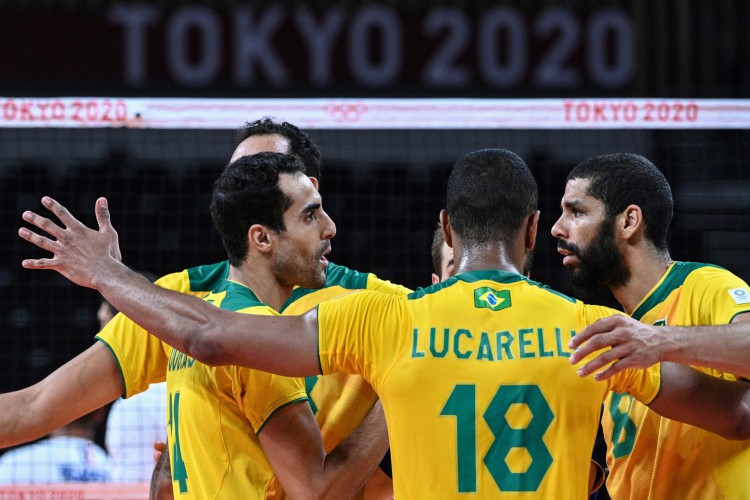 O Brasil enfrentou a França pela última rodada da fase de grupos do vôlei masculino nas Olimpíadas de Tóquio (Anne-Christine POUJOULAT / AFP)