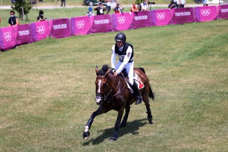 O cavalo do cavaleiro suíço Robin Godel teve que ser sacrificado nas Olimpíadas de Tóquio após lesão (Behrouz MEHRI / AFP)