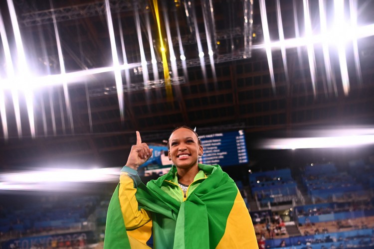 A brasileira Rebeca Andrade comemora a conquista do ouro na prova de salto da final feminina da ginástica artística durante os Jogos Olímpicos de Tóquio 2020, no Ariake Gymnastics Center, em Tóquio, em 1º de agosto de 2021