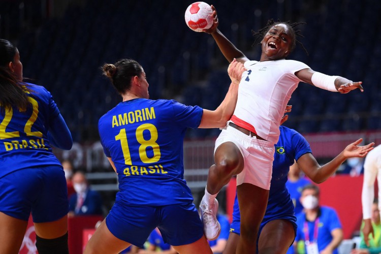 O Brasil enfrentou a França pela última rodada da fase de grupos do handebol feminino nas Olimpíadas de Tóquio (Franck FIFE / AFP)