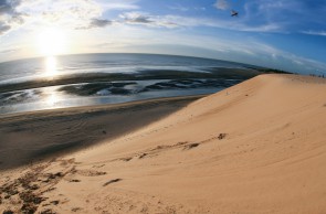 Viagem e Lazer - Litoral Cearense (Jericoacoara)
Na foto: Pessoas observando o por-do-sol, dunas
Foto: Fco Fontenele, em 28/05/2008