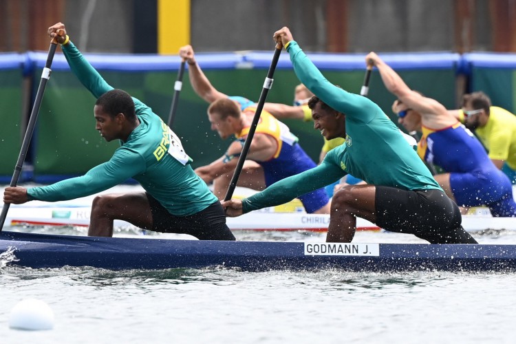 O brasileiro Jacky Godmann (à esquerda) competiu pelas quartas de final da canoagem velocidade individual nas Olimpíadas de Tóquio (Luis ACOSTA / AFP)