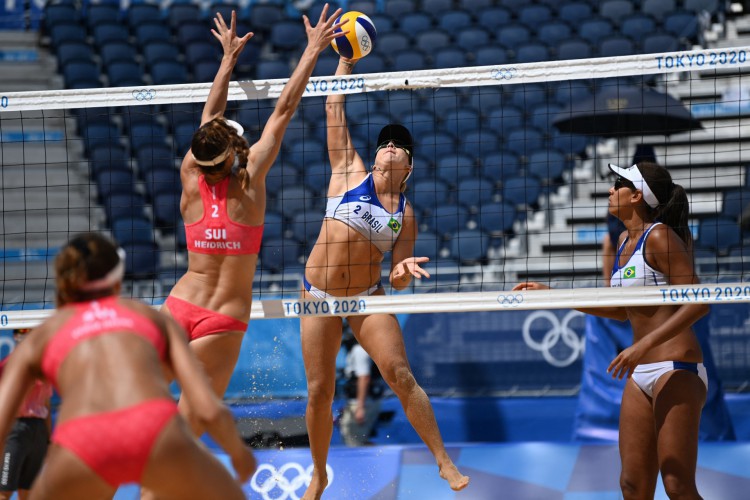 A dupla brasileira Ana Patrícia e Rebecca, do Ceará, enfrentaram as suíças Heidrich e Verge-Depre nas quartas de final do vôlei de praia nas Olimpíadas de Tóquio (Daniel LEAL-OLIVAS / AFP)