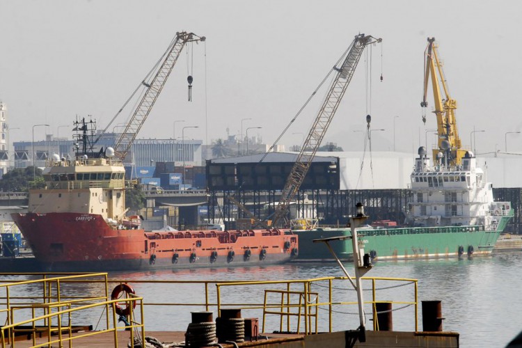 Atracação de navios no Caís do Porto do Rio de Janeiro, guindaste, container.