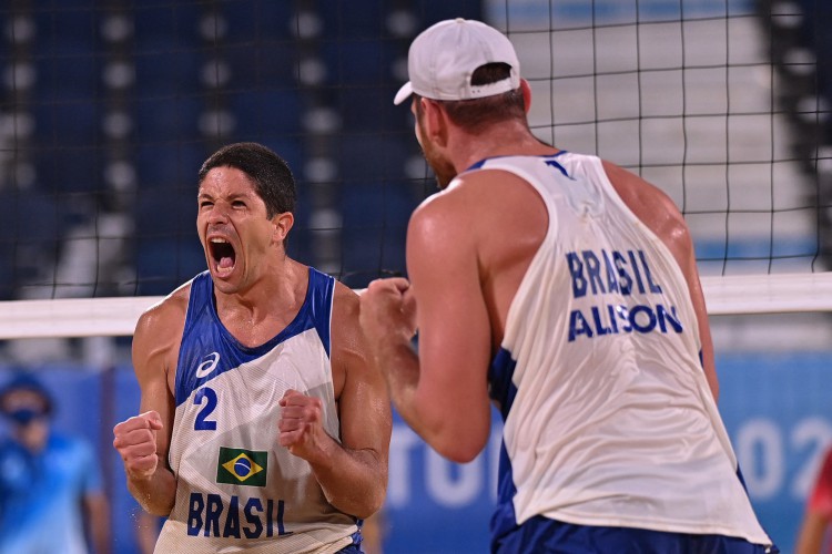 Alison e Álvaro durante disputa nos jogos olímpicos de Tóquio 2020(foto: ANGELA WEISS / AFP )