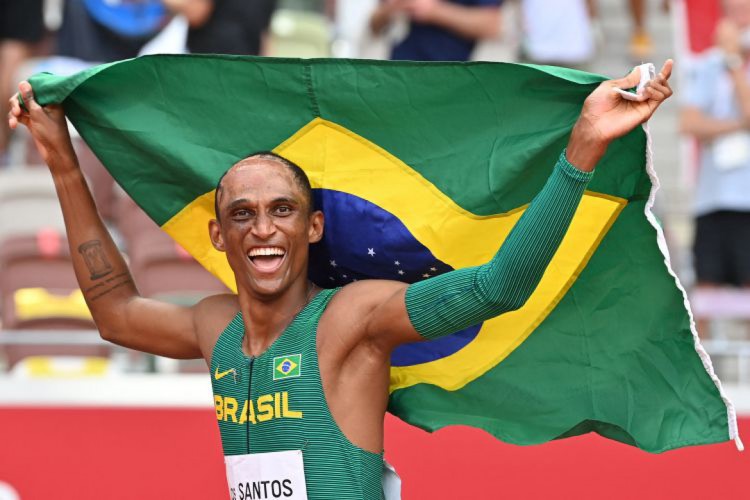 Alison dos Santos exibe bandeira do Brasil após a conquista da medalha de bronze