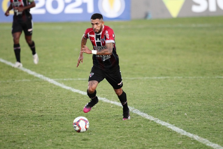 Gabriel, jogador do Ferroviario em disputa de bola no Jogo pelo campeonato brasileiro, entre Floresta x Ferroviário.