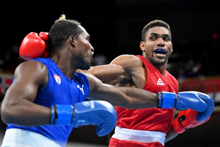 Julio La Cruz (vermelho) venceu o brasileiro Abner Teixeira (vermelho) na semifinal do peso-pesado, em Tóquio