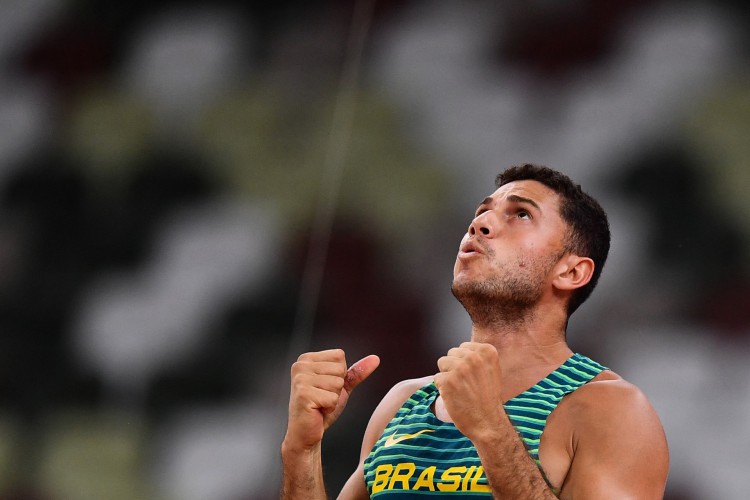 O brasileiro Thiago Braz conquistou a medalha de bronze no salto com vara nas Olimpíadas de Tóquio (Foto de Ben STANSALL / AFP)