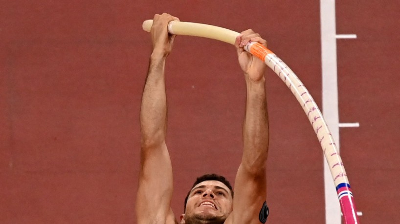 O brasileiro Thiago Braz compete na final do salto com vara masculino durante os Jogos Olímpicos de Tóquio 2020, no Estádio Olímpico de Tóquio, em 3 de agosto de 2021. (Foto de Ina FASSBENDER / AFP)