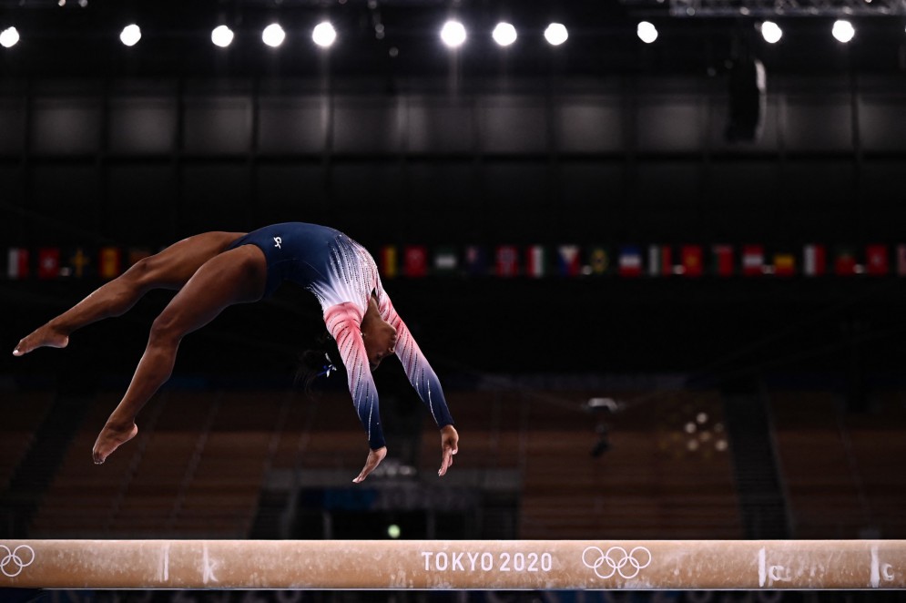 Simone Biles dos EUA participa de uma sessão de treinamento antes da final da trave de equilíbrio feminino de ginástica artística dos Jogos Olímpicos de Tóquio 2020 no Ariake Gymnastics Center em Tóquio em 3 de agosto de 2021.(Foto: JEFF PACHOUD / AFP)