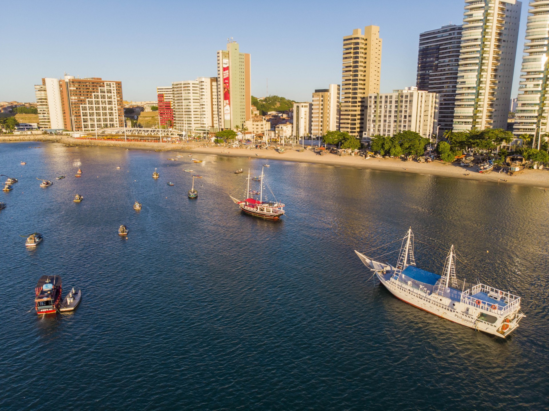 ￼MOVIMENTAÇÃO de turistas na 
orla de Fortaleza  (Foto: FCO FONTENELE)