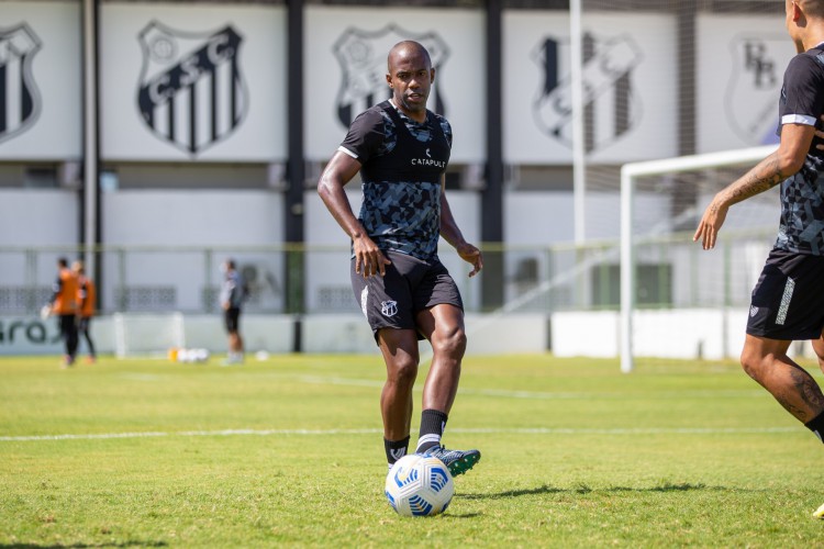 Volante Fabinho com a bola em treino do Ceará no estádio Carlos de Alencar Pinto, em Porangabuçu