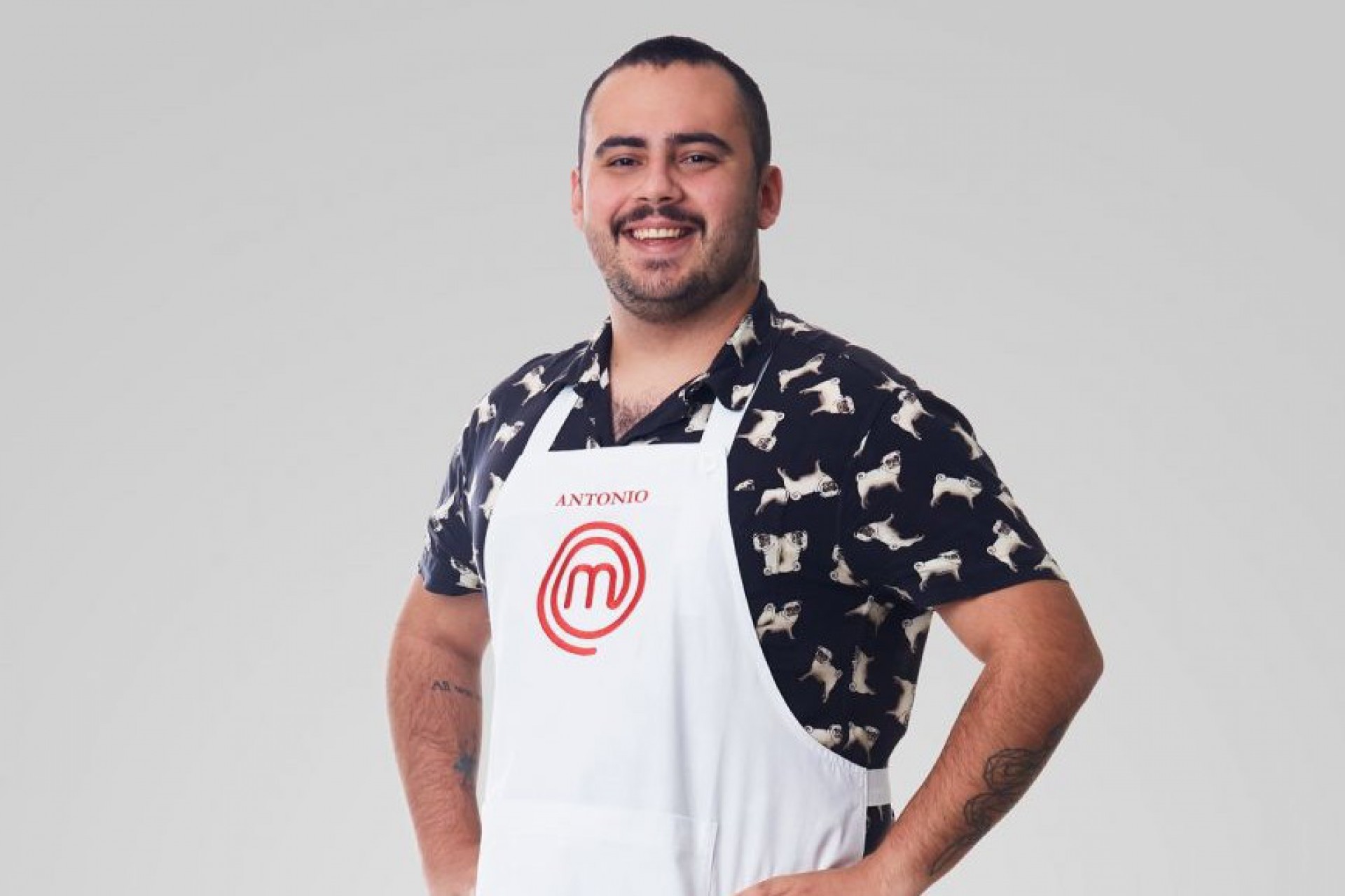 Antônio fez o pior peixe, na avaliação dos jurados Erick Jacquin, Helena Rizzo e Henrique Fogaça, e foi o quinto eliminado do Masterchef Brasil 2021