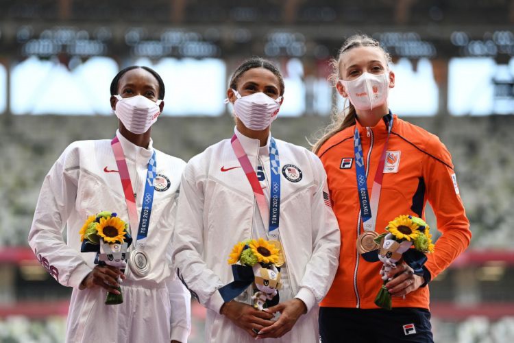 Sydney Mclaughlin (centro) entre Dalilah Muhammad (esquerda) e Femke Bol (direita)