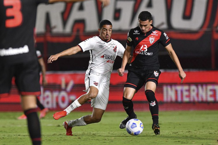 Atlético-GO e Athletico-PR se enfrentam pela Série A do Brasileirão. Veja onde assistir ao vivo à transmissão e qual horário do jogo.